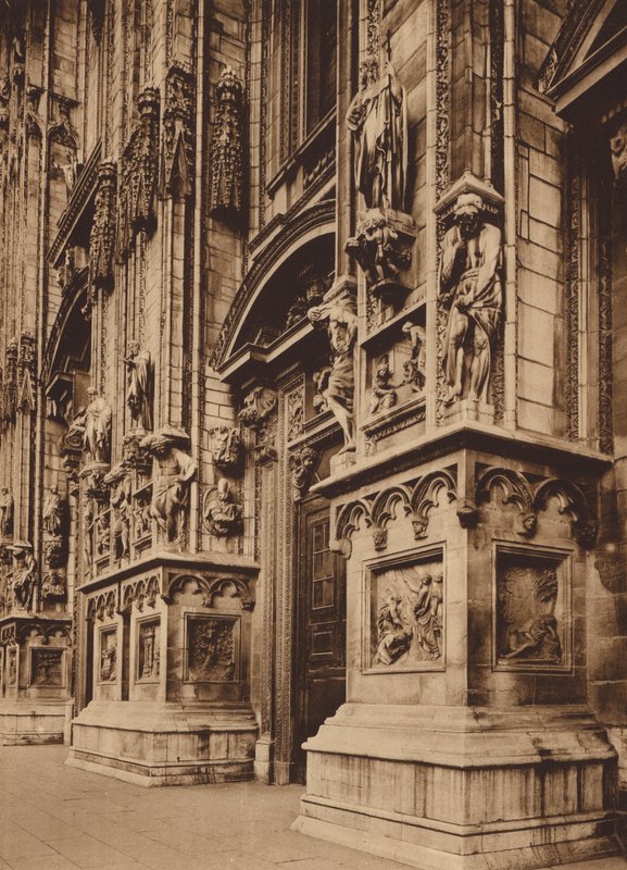Duomo di Milano: Detalle de la fachada (foto b/n) de Italian Photographer