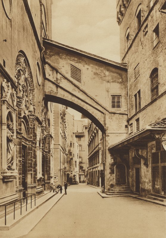 Firenze / Florencia: Iglesia de S Michele, La parte inferior desde el lado oeste, Arnolfo di Cambio y Taddeo Gaddi (fotografía en B/N) de Italian Photographer