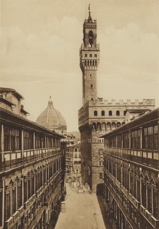 Firenze / Florencia: Pórticos de los Uffizi, construidos según un diseño de Vasari (fotografía en B/N) de Italian Photographer