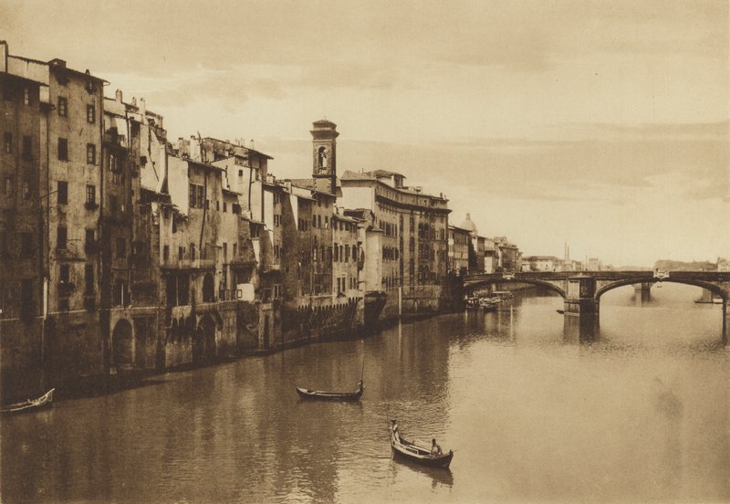 Firenze / Florencia: Una vista del Arno con el Ponte a S Trinita (fotografía en b/n) de Italian Photographer