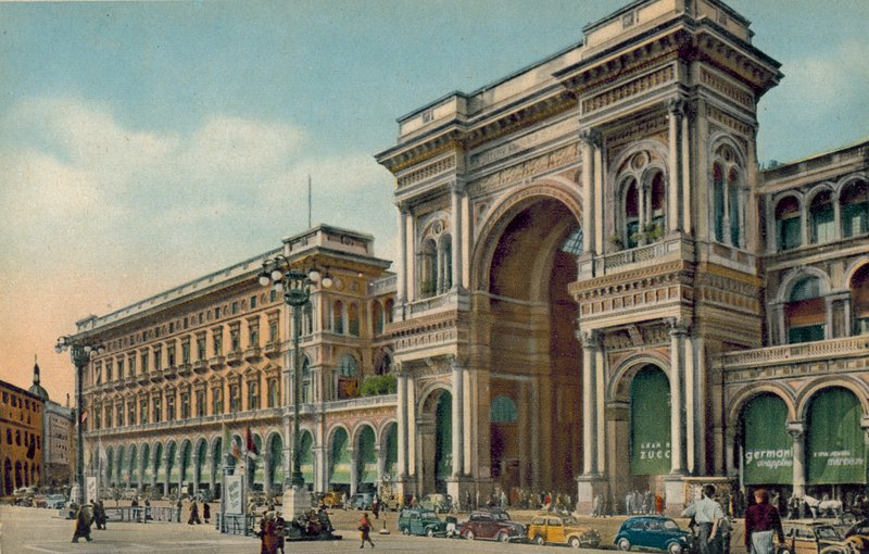 Milán / Milan: Piazza del Duomo, entrada de la Galleria (foto en color) de Italian Photographer