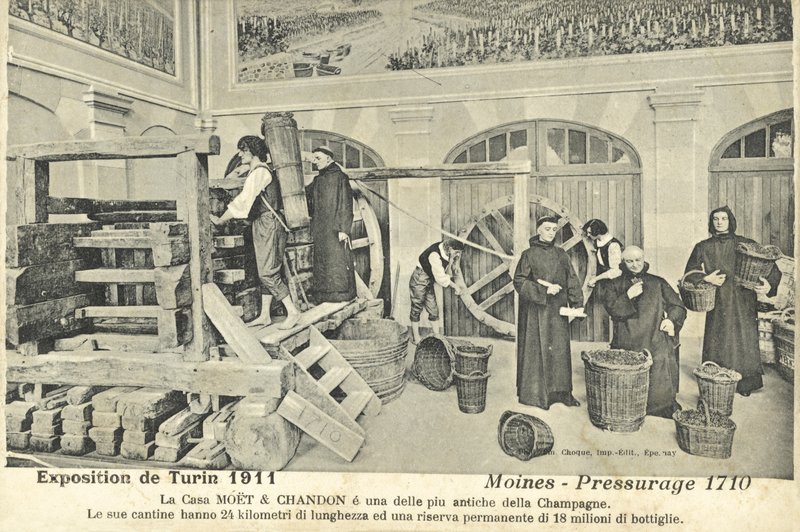 Monjes prensando uvas de champán en 1710, exhibición en la Exposición Internacional de Turín, Italia de Italian Photographer