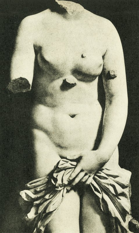 Museo, La Venus Siracusana, siglo III a.C. Credesis (foto b/n) de Italian Photographer