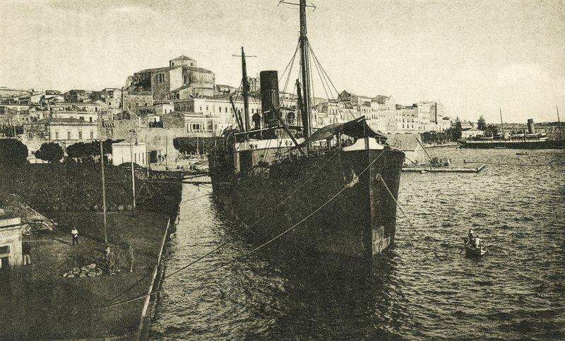 Panorama desde el puerto (foto b/n) de Italian Photographer