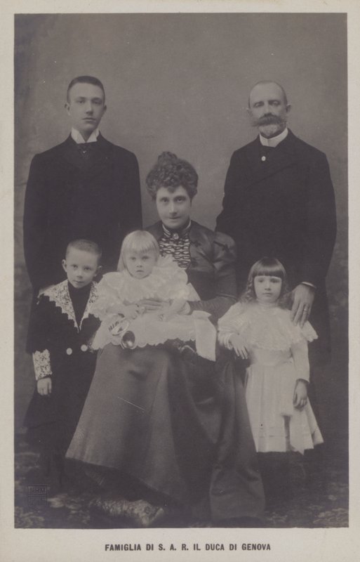 Príncipe Tomás, Duque de Génova y su esposa, Princesa Isabel de Baviera, con sus hijos de Italian Photographer