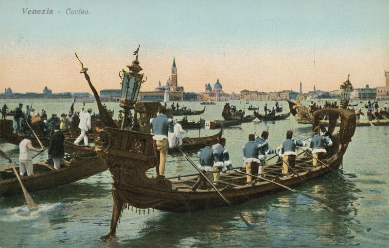 Procesión en un canal veneciano de Italian Photographer