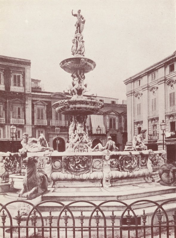 Sicilia: Una fuente en Mesina (foto b/n) de Italian Photographer
