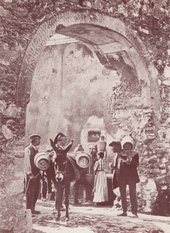 Sicilia: Un antiguo portal, Taormina (foto b/n) de Italian Photographer