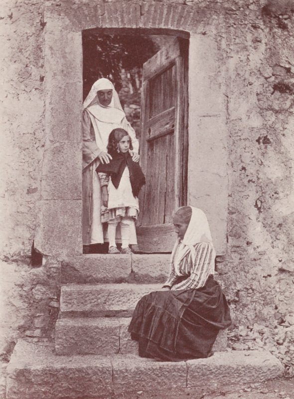 Sicilia: En el Portal del Convento (foto b/n) de Italian Photographer