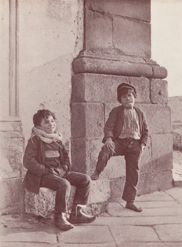 Sicilia: Chicos sicilianos del interior (foto b/n) de Italian Photographer