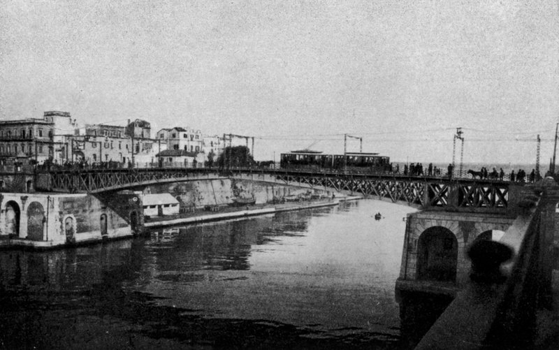 Tarento, Puente giratorio cerrado y ciudad vieja de Italian Photographer