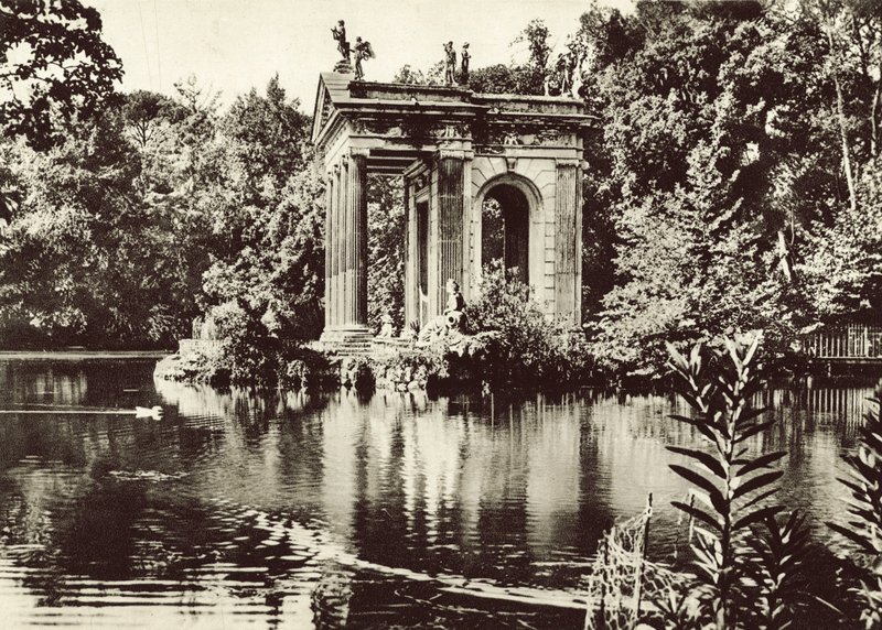 Templo en el lago de la Villa Borghese de Italian Photographer