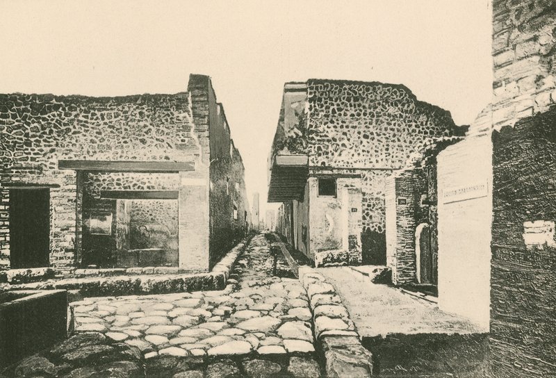 La casa del balcón colgante como es de Italian School
