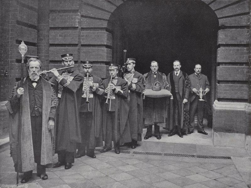 Día de Elección en Girdlers Hall, la Procesión de la Corona de J. Benjamin Stone