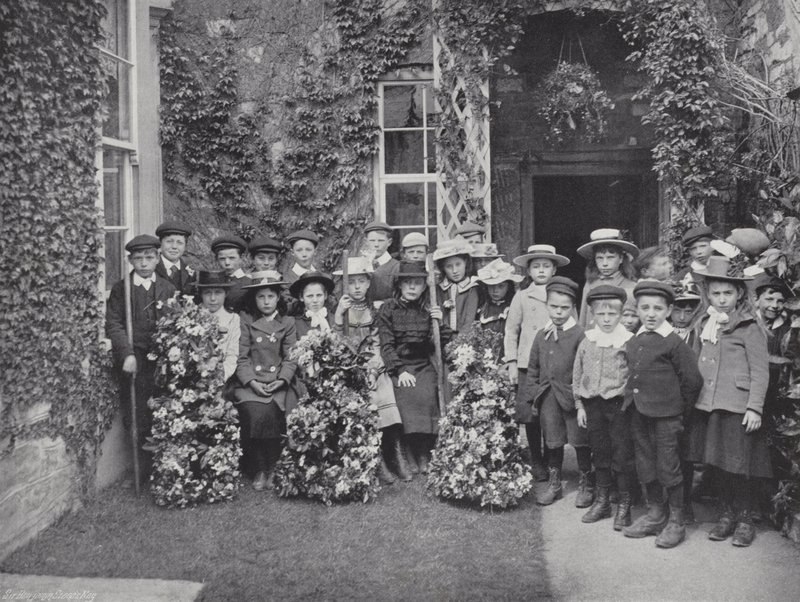Día de la Guirnalda en Abbotsbury, Niños con Guirnaldas de J. Benjamin Stone
