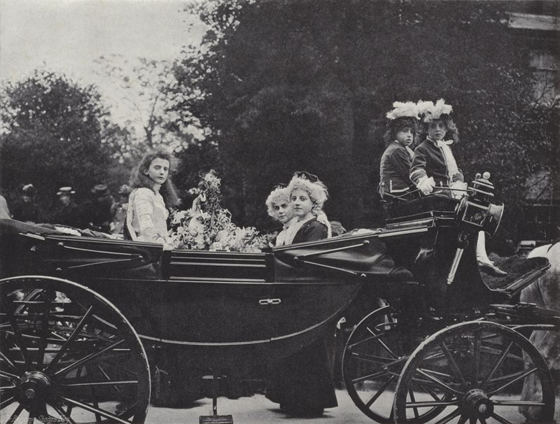 Festival del Primero de Mayo en Knutsford, la Reina y sus asistentes de J. Benjamin Stone