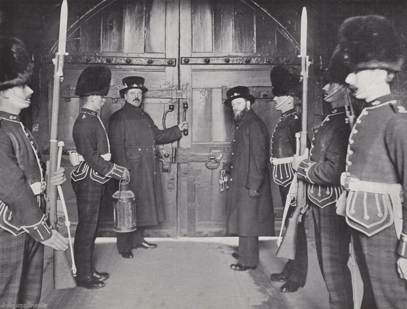 Cerrando las Puertas de la Torre, Cerrando para la Noche de J. Benjamin Stone