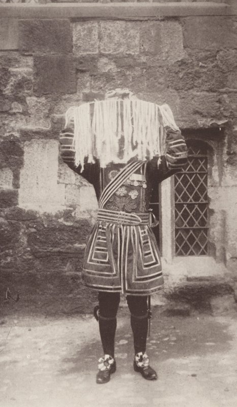 El Yeoman de la Guardia lleva el plato de plata con los monederos que contienen el dinero de los Santos Difuntos (foto b/n) de J. Benjamin Stone