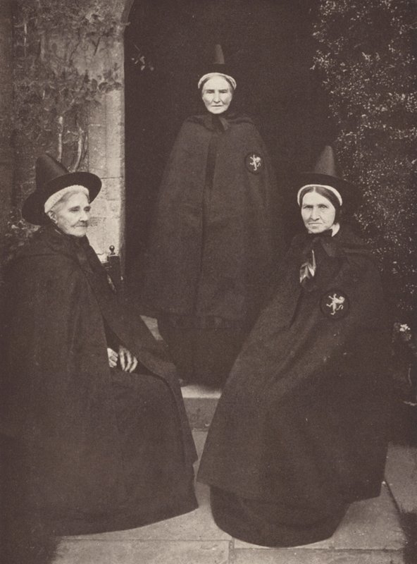 Las limosneras de Castle Acre con sus interesantes trajes (foto b/n) de J. Benjamin Stone