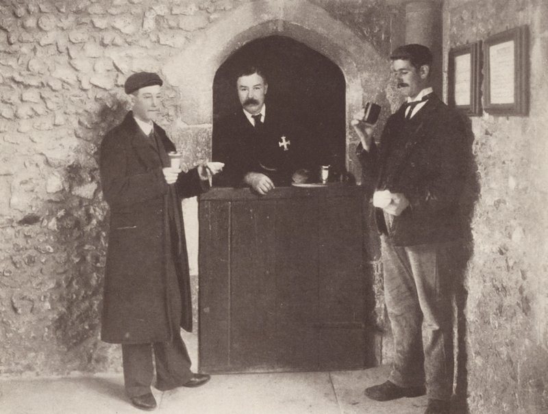 El paro en el Hospital de St Cross, Winchester (foto b/n) de J. Benjamin Stone
