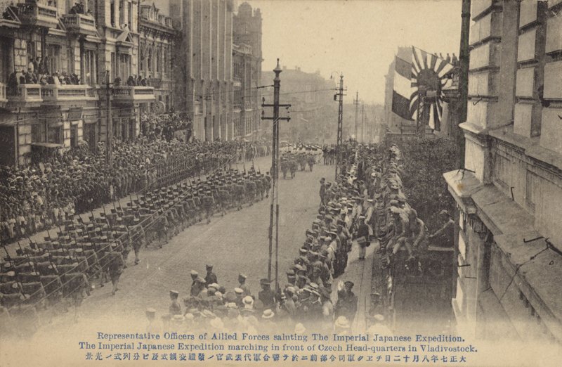 Tropas japonesas marchando frente al cuartel general checo, Vladivostok, Guerra Civil Rusa, c1919 de Japanese Photographer