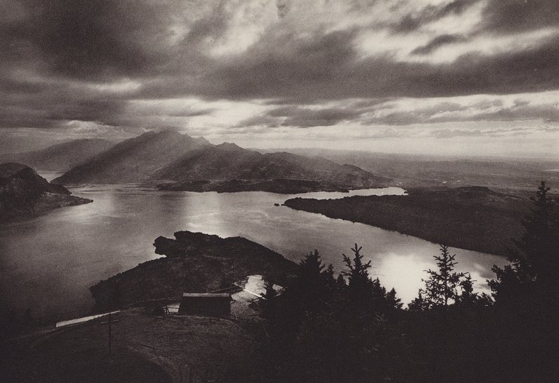 Rigi Kaltbad, ambiente nocturno con vista desde Kanzeli (foto b/n) de Jean Gaberell