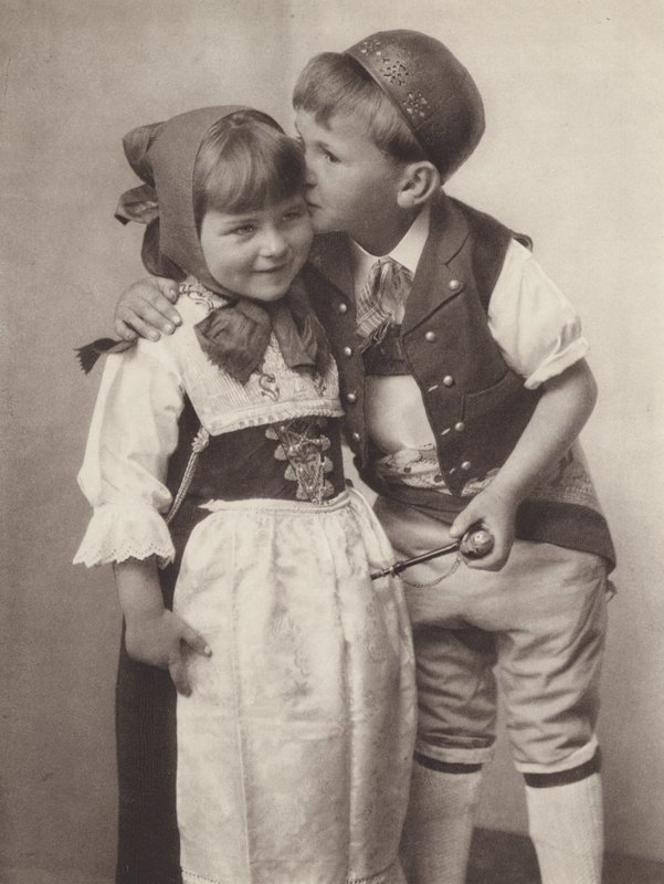 Suiza: Appenzell, niños en traje nacional (foto b/n) de Jean Gaberell