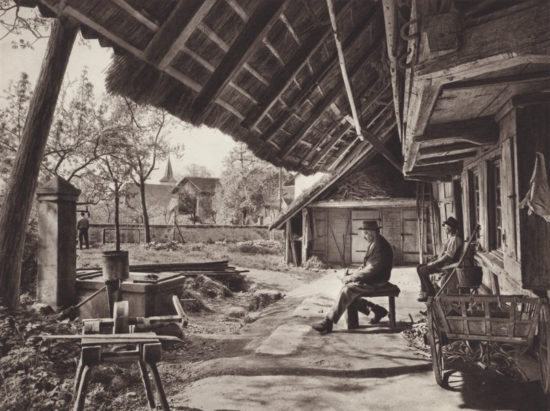 Suiza: Casa de campo bernesa, bajo el tejado de un pent-house (foto b/n) de Jean Gaberell