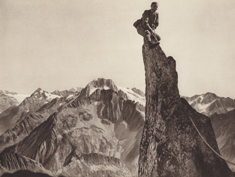 Suiza: Gendarme en el Sonnigwichel, mirando hacia el Oberalpstock (foto en blanco y negro) de Jean Gaberell