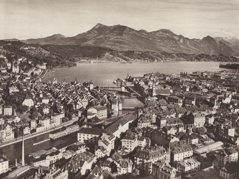 Suiza: Lucerna, desde el Gutsch, mirando hacia el lago y el Rigi (foto en blanco y negro) de Jean Gaberell
