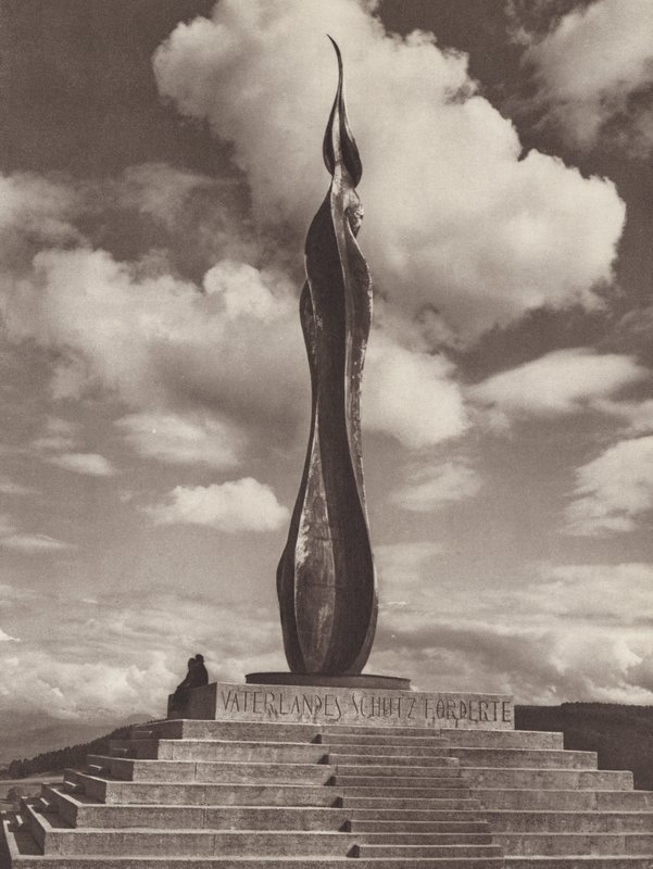 Suiza: Monumento a la guerra en el Forch, cerca de Zúrich (foto en blanco y negro) de Jean Gaberell