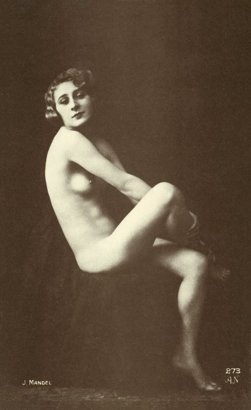 Desnudo femenino (foto b/n) de Julian or Julien Mandel