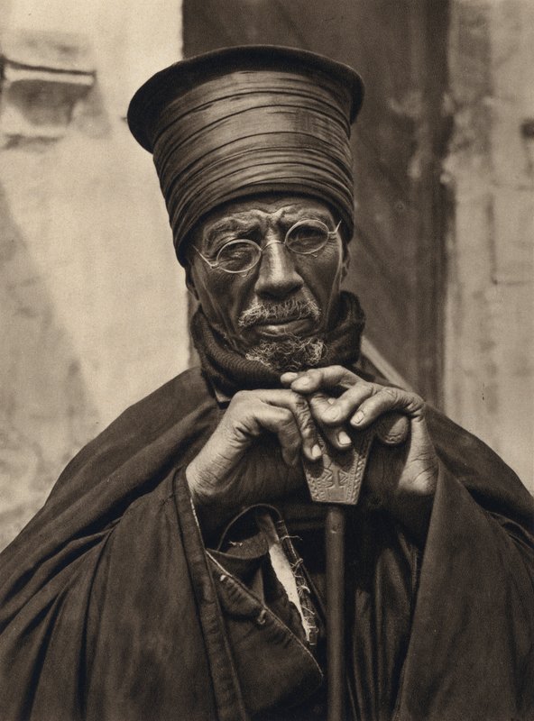 Jerusalén, sacerdotes abisinios (foto en blanco y negro) de Karl Grober