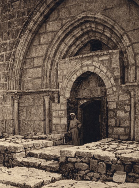 Jerusalén, Iglesia de la Tumba de la Virgen, Portal (foto b/n) de Karl Grober