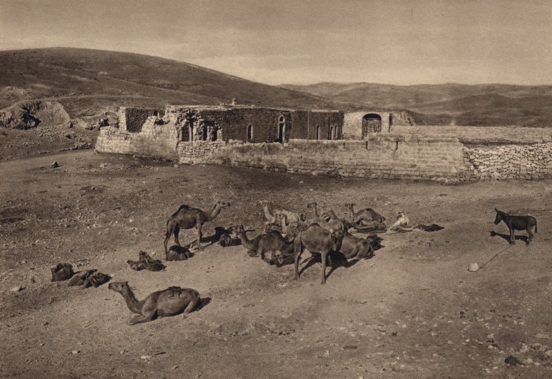 Khan, escena de la parábola del buen samaritano (foto en blanco y negro) de Karl Grober