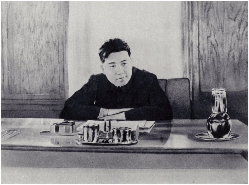 Kim Il-sung en su despacho del Consejo Popular de Corea del Norte (litografía) de Korean Photographer