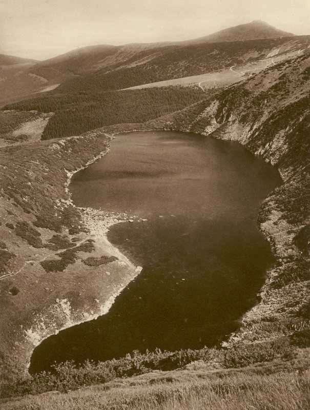 Der grosse Teich und die Schneekoppe (Riesengebirge); El gran estanque y el Schneekoppe (Riesengebirge) (foto en blanco y negro) de Kurt Hielscher
