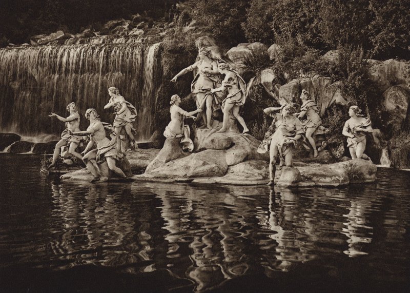 Italia: Caserta, Grupo de Diana, en el parque (foto b/n) de Kurt Hielscher