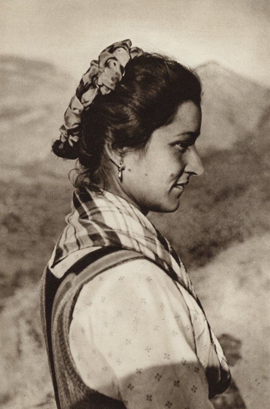 Italia: Traje de Morano Calabro (foto en blanco y negro) de Kurt Hielscher
