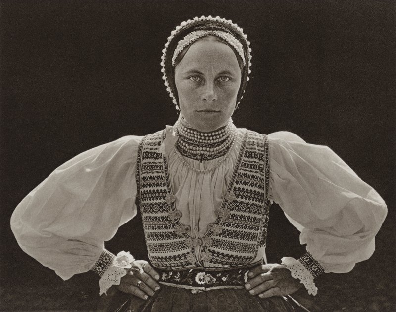 Rumanía: Ghinda, mujer sajona (foto b/n) de Kurt Hielscher