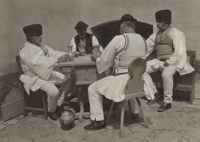 Rumanía: Poiana-Sibiului, Disfrutando de una copa de vino (foto b/n) de Kurt Hielscher