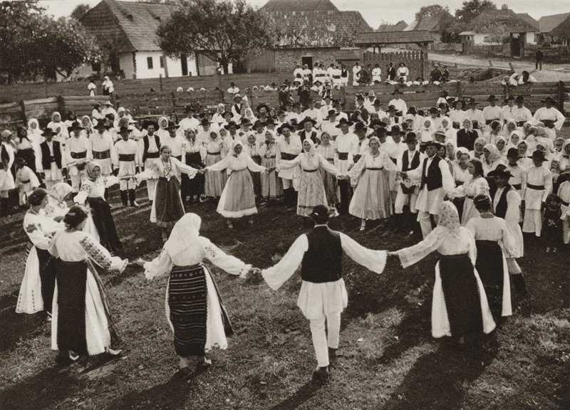 Rumanía: Rusu-Bargaului, Hora (foto en blanco y negro) de Kurt Hielscher