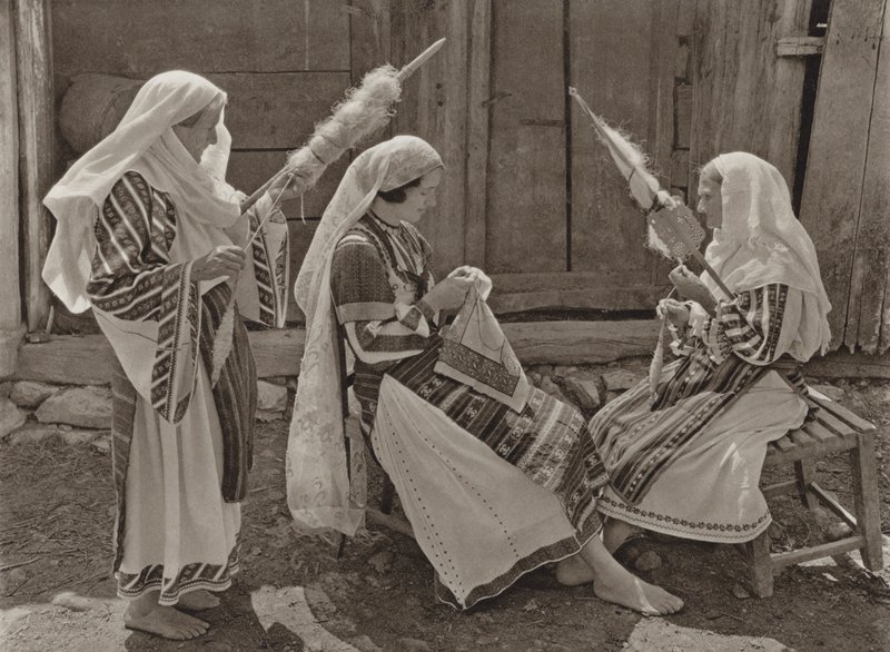 Rumanía: Tismana, hilanderos (foto b/n) de Kurt Hielscher
