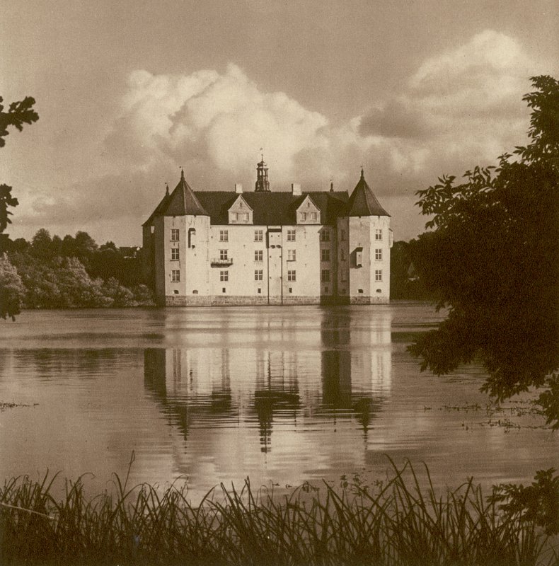 Schloss Glucksburg bei Flensburg (Schleswig); Castillo de Glucksburg cerca de Flensburg (Schleswig) (foto b/n) de Kurt Hielscher
