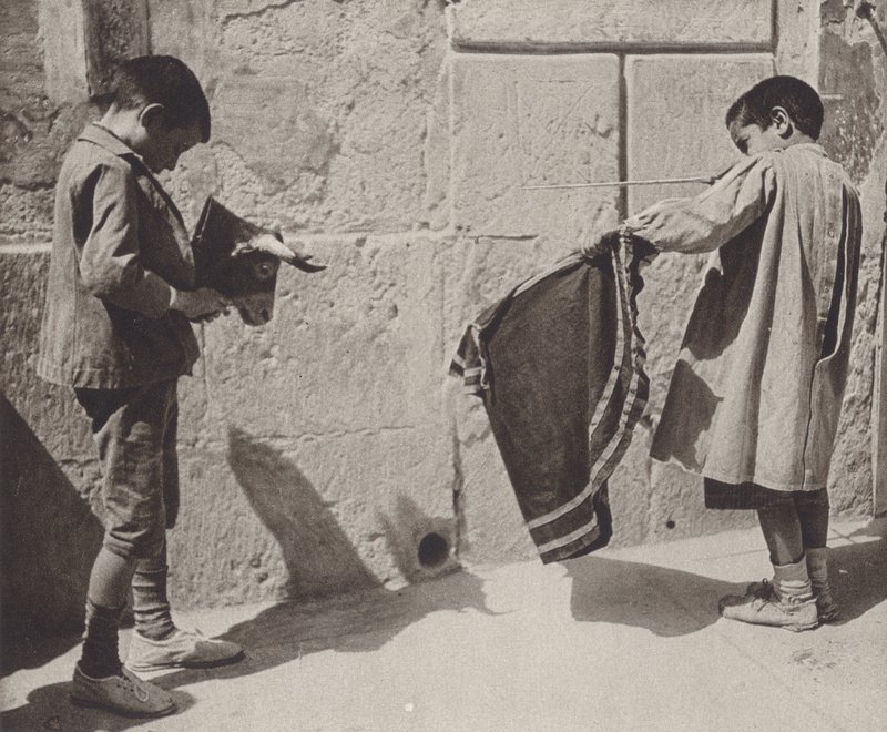 España: Chicos jugando a los toros (foto b/n) de Kurt Hielscher