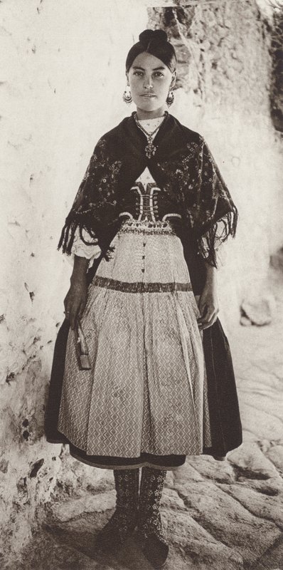 España: Traje de Lagartera, provincia de Toledo (foto b/n) de Kurt Hielscher