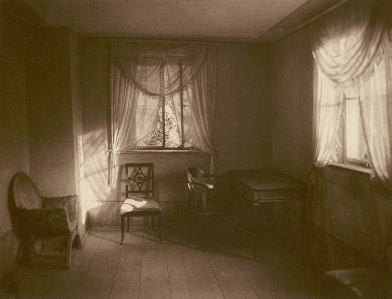Weimar, Abendsonnenstrahl in Goethes Arbeitszimmer im Gartenhaus; Weimar, El sol de la tarde en el estudio de Goethe en la casa de verano (foto b/n) de Kurt Hielscher
