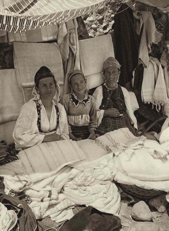 Yugoslavia: Mercado en Prizren (foto en blanco y negro) de Kurt Hielscher