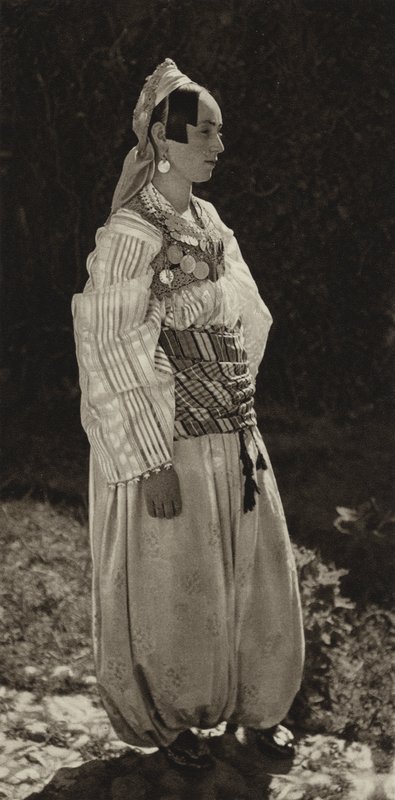 Yugoslavia: Prizren, Mujeres en traje nacional (foto b/n) de Kurt Hielscher