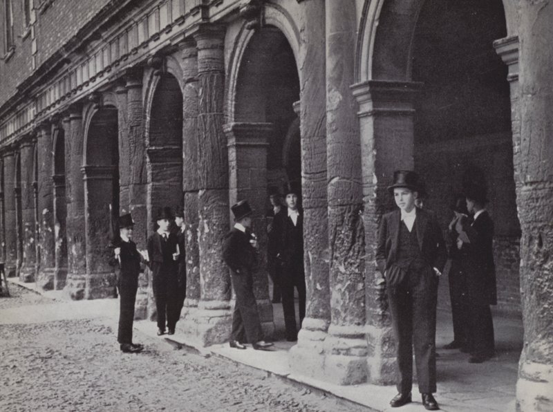 Fuera de las cámaras, Eton, esperando a que salgan los maestros de Laszlo Moholy Nagy